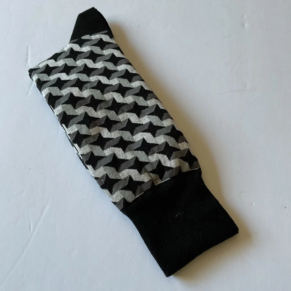 BUGATCHI MENS OPTICAL ILLUSION MERCERIZED COTTON SOCKS BLACK GRAY WHITE OS NWOT